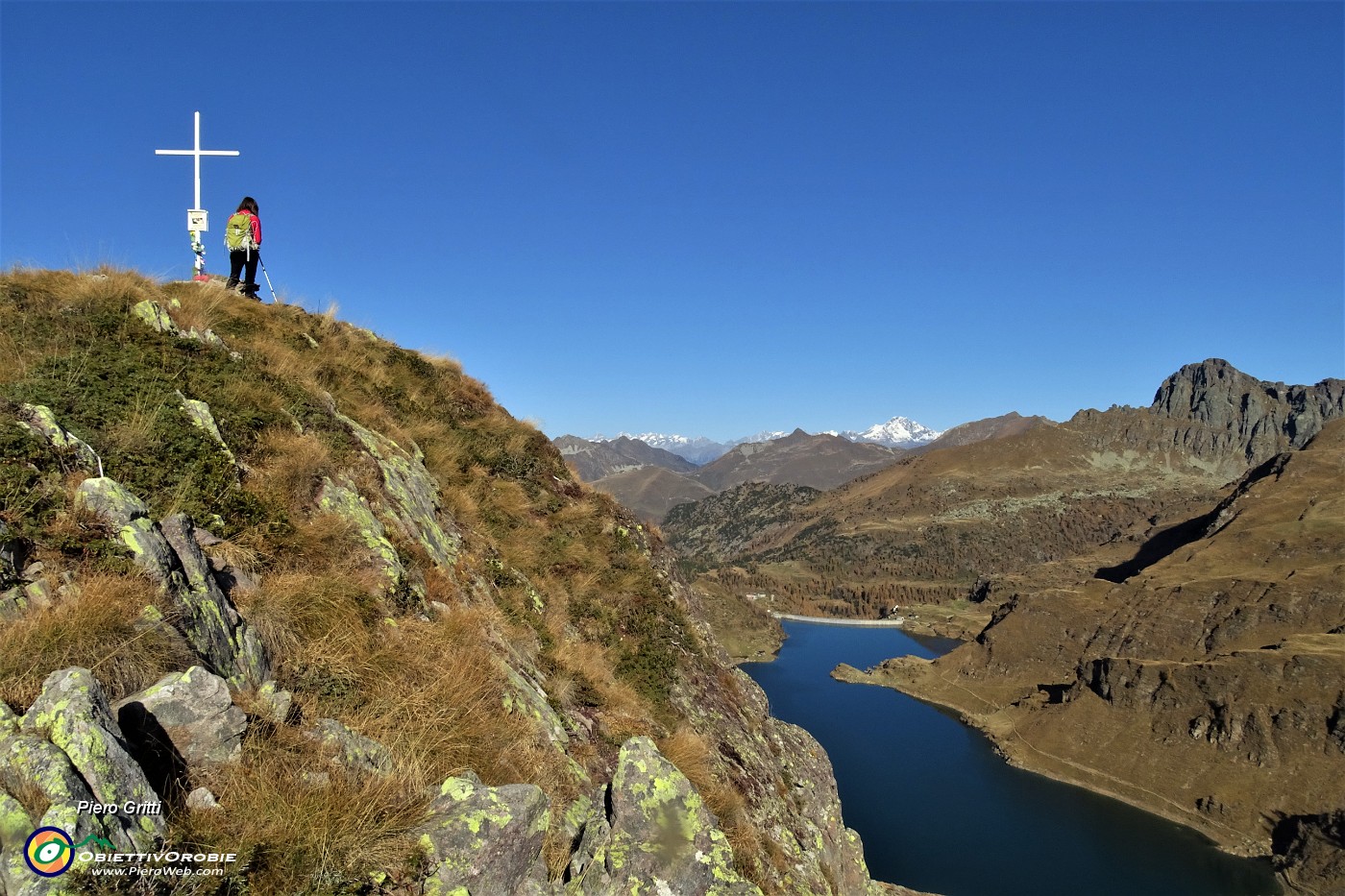 40 Alla croce di vetta della Cima di Mezzeno (2230 m).JPG